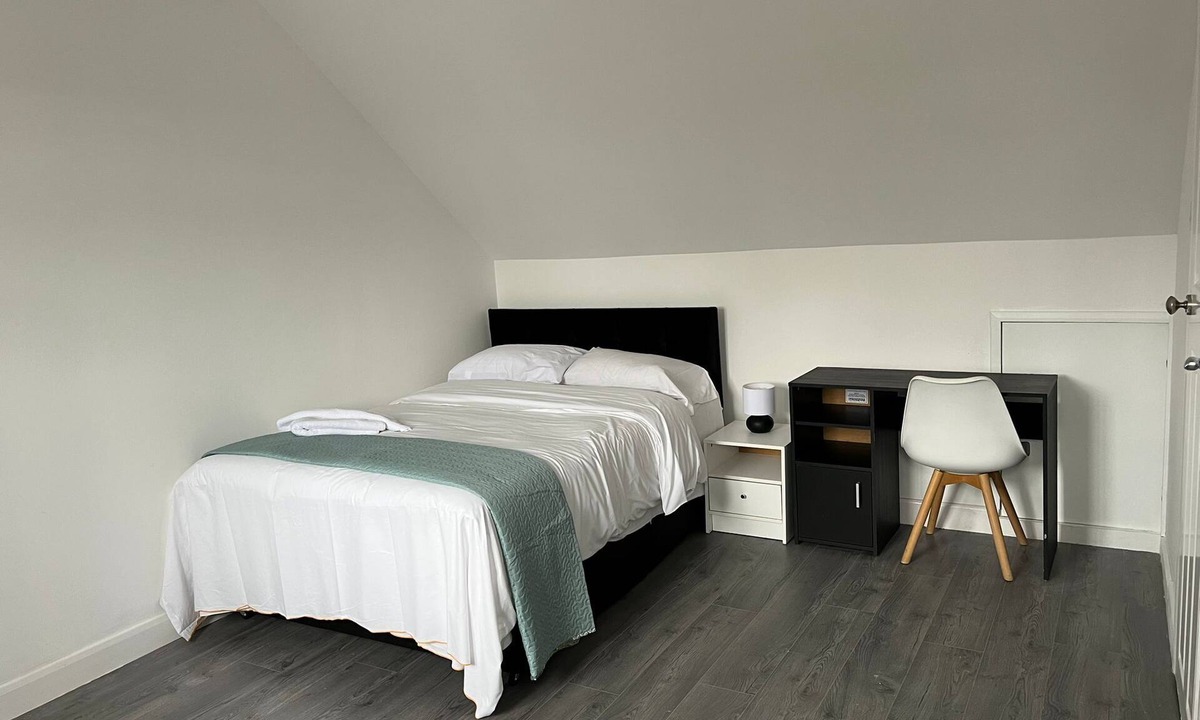 Clayhall Apartment | Remarkable 1-Bed Studio Apartment in Redbridge