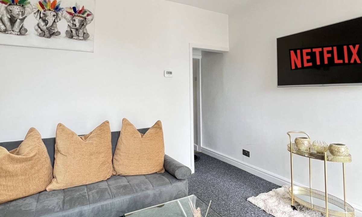 Eccles House | Remarkable 2-Bed House in Rochester