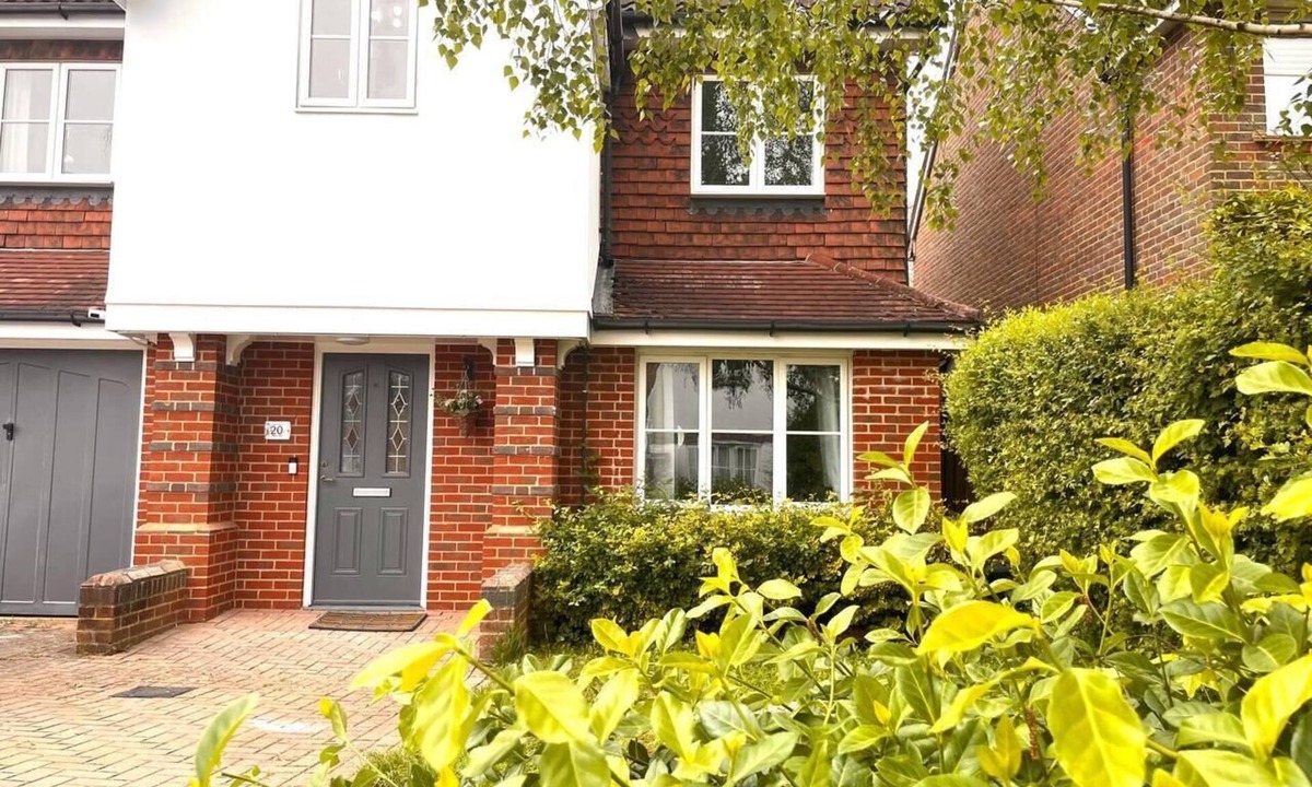 Horley House | Remarkable 5-Bed House in Horley