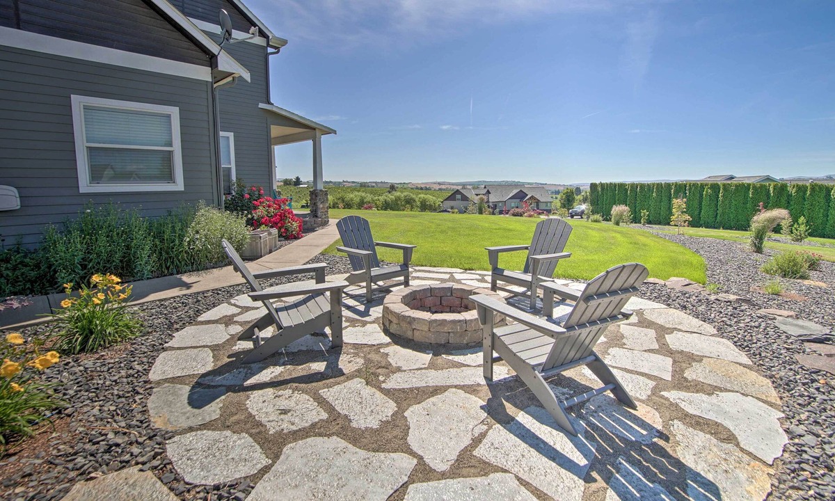 Gleed House | Remarkable Yakima Getaway w/Pool & Hot Tub!