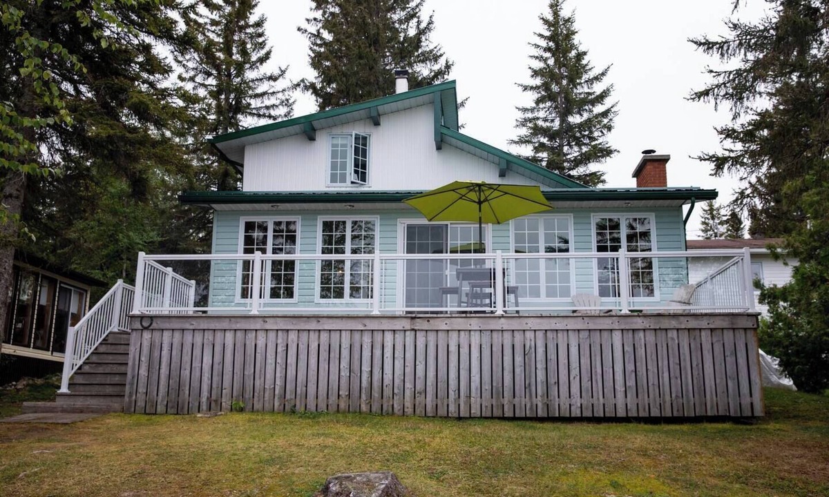 Moonbeam Cottage | Remi Lake Escape. A four season lake front cottage.