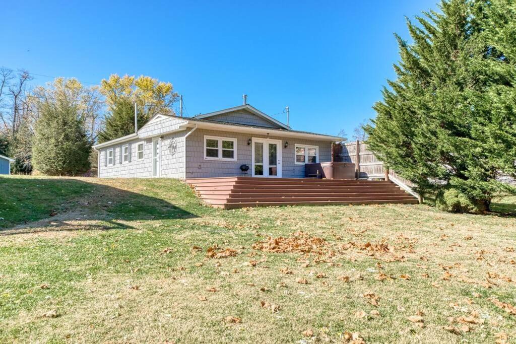 Belspring House | Remodeled, 3 BR, cabin on river