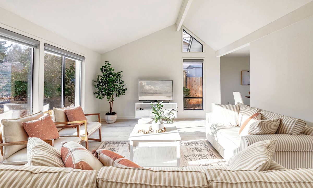 Cougar Mountain House | Remodeled 4BR Artistical Villa/ Gym&Music&Game