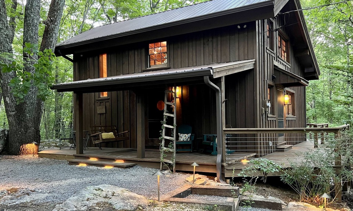 Fort Payne House | Remodeled Authentic Cabin Near DeSoto Park