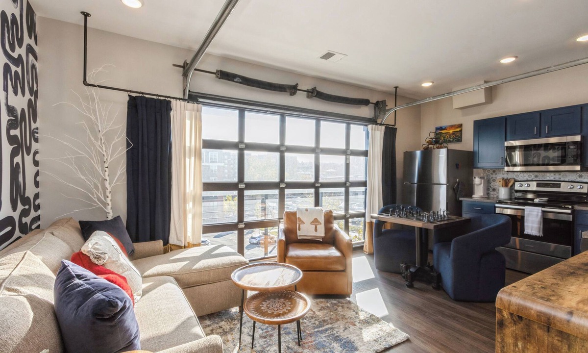Lawrence Condo | Remodeled BOHO Condo - 1 Block to Mass Street!