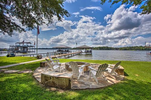 Log Cabin House | Remodeled Cedar Creek Lake Retreat w/Fire Pit!