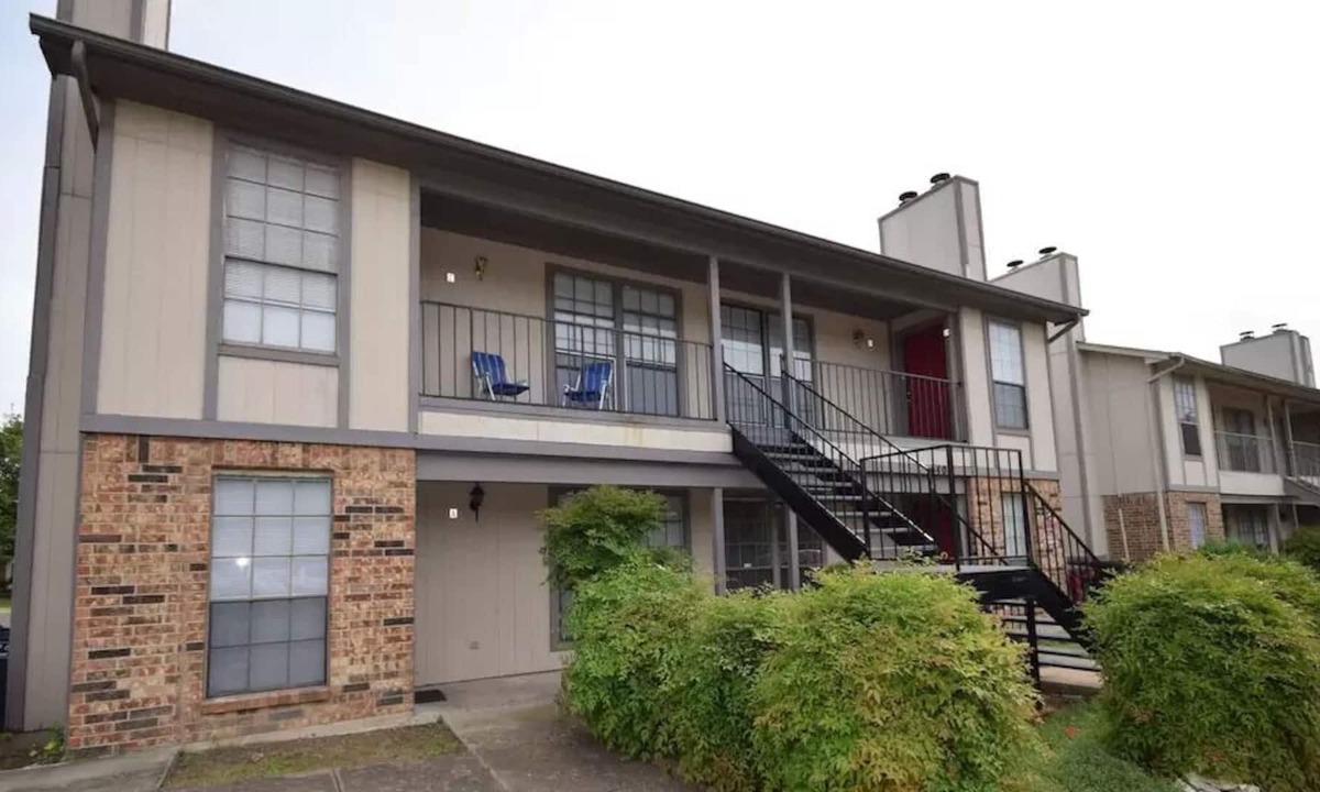 Fort Worth Apartment | Remodeled Condo, 2 Bed 1 Bath in a 4-Plex with Assigned Parking and W/D
