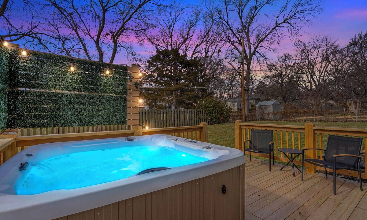 Overland Park House | Remodeled Home~King Beds~Hot Tub~Firepit~Games by PV Shops & Downtown OP