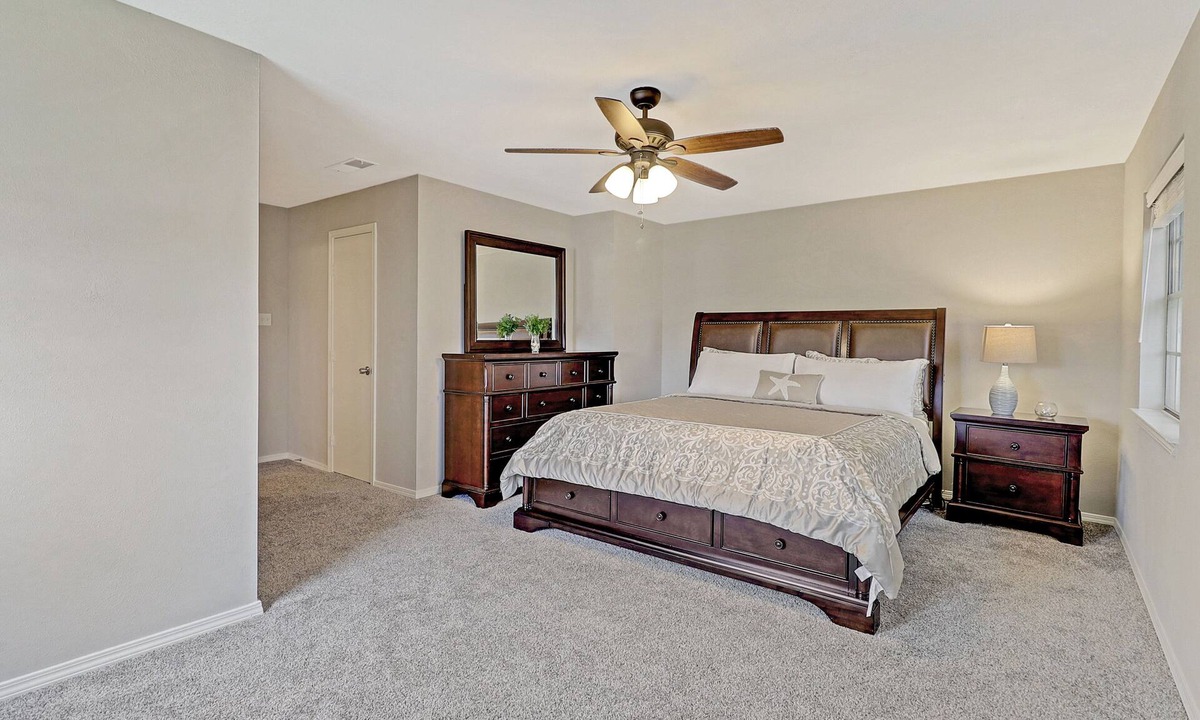 Saginaw House | Remodeled house 3BR/2BA Sleeps 10, self-check in