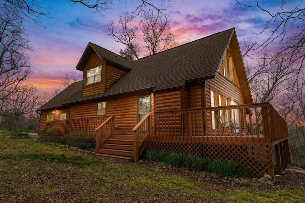 Eagle Rock Ski Chalet | Remodeled Lakefront Cabin, shuffleboard, Starlink