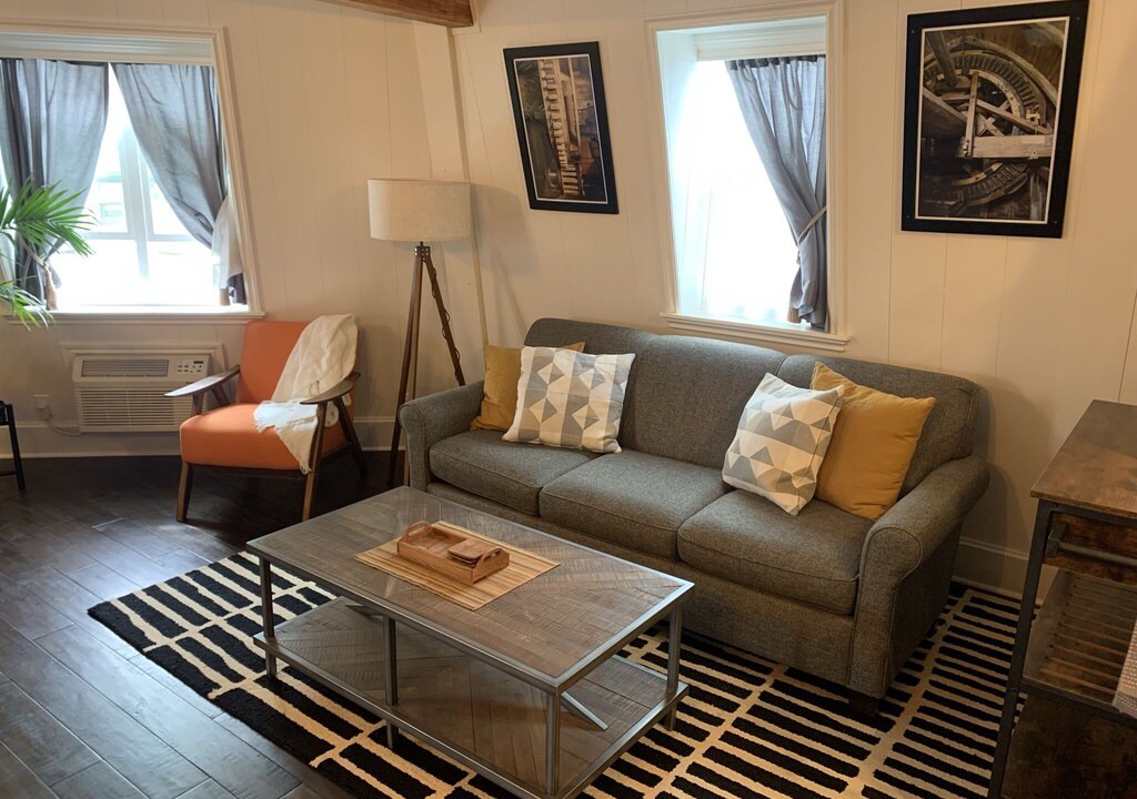 Lynden House | Remodeled private room in a windmill (right downtown)