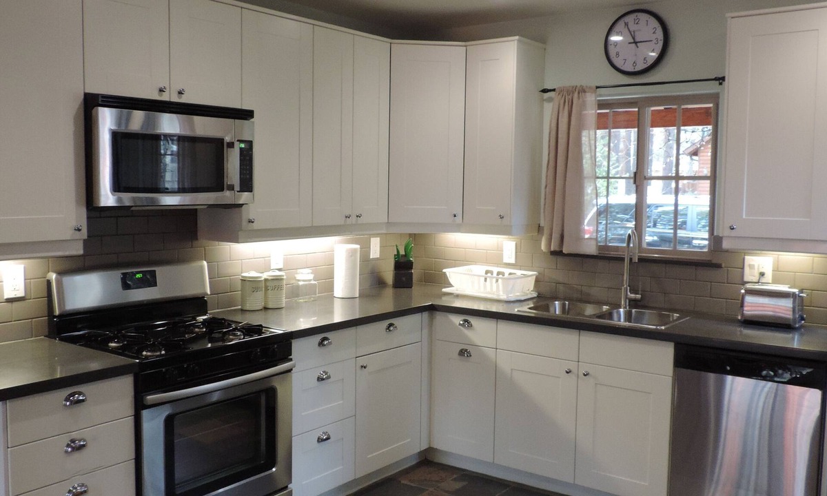 Peter Pan House | Remodeled stylish, 3 bedrooms 2 story log cabin, hottub, sleeps 7 ,PeterPan area
