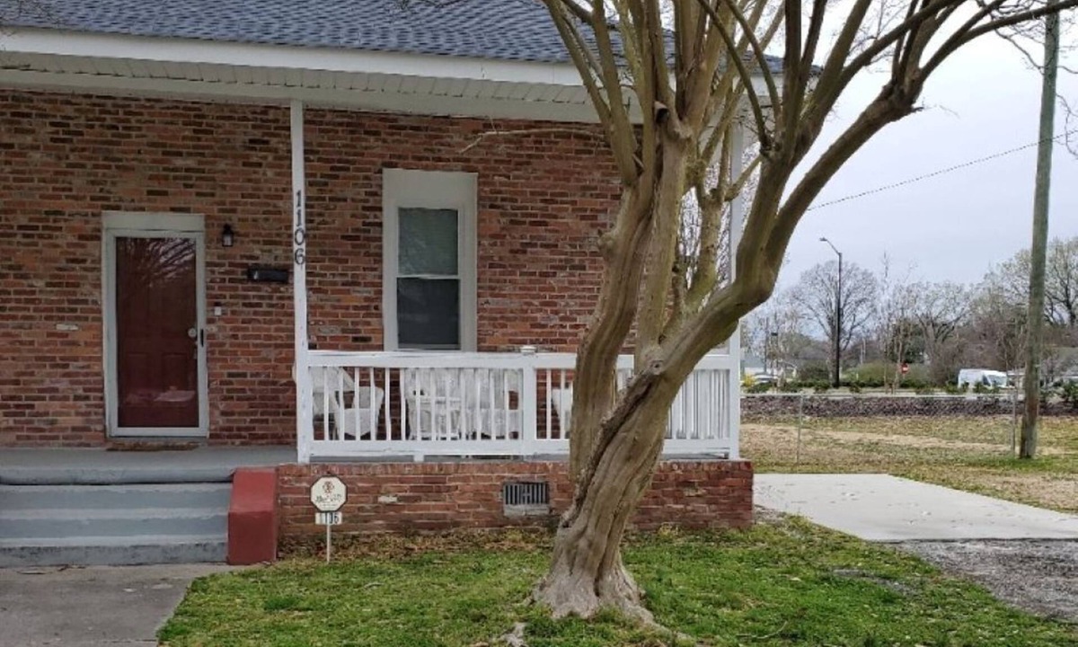 Greenville Apartment | Remodeled Vintage Duplex near ECU & Hospital