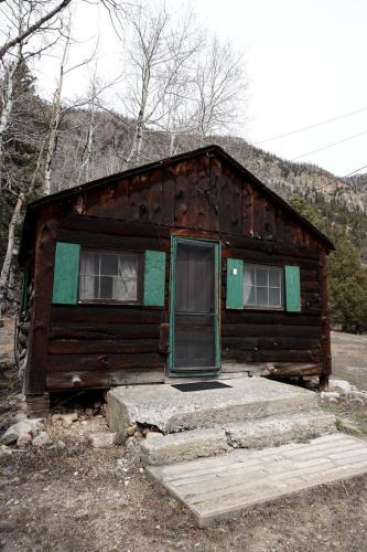 Bellvue House | Remote and Off-Grid Cabin in Poudre Canyon, Perfect for a Fishing Retreat