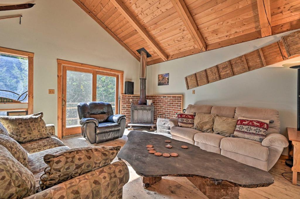 Stowe Area House | Remote Cabin with Fire Pit 3 Miles to Stowe Mtn!