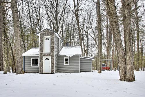 Wellston House | Remote Michigan Retreat on 10 Acres w/Grill!