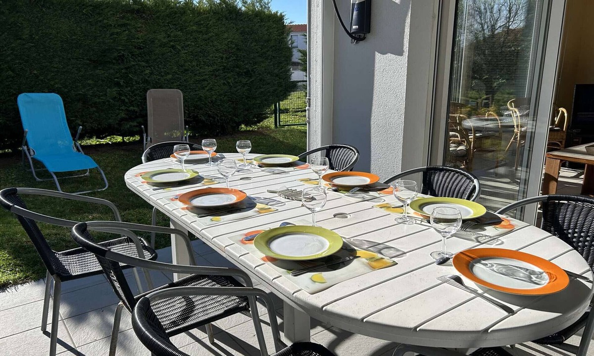 Saint-Gilles-Croix-de-Vie House | Renovated 3-BR House, WiFi, Near Beach & Center, Sleeps 7