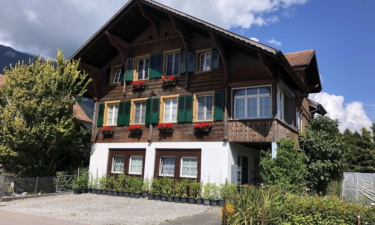 Boenigen House | Renovated flat in classic Chalet by the lake.