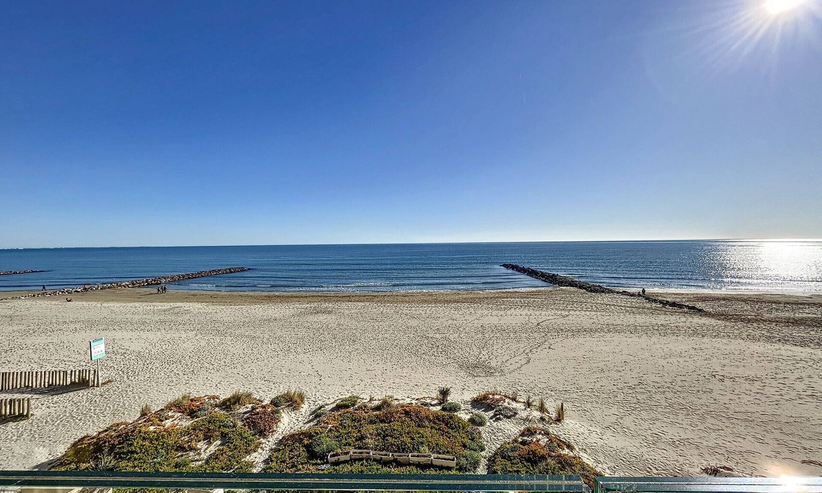 Carnon-Plage Apartment | Renovated 1-bed cabin on beach with parking in Carnon