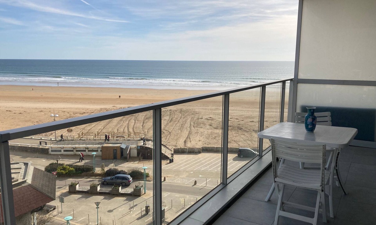 Saint-Jean-de-Monts Apartment | Renovated 1-bedroom seafront apartment with garage