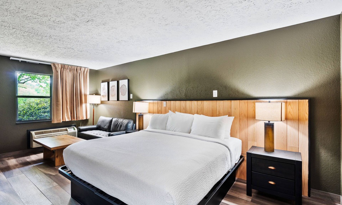Townsend Hotel | Renovated 1 King Pet Friendly