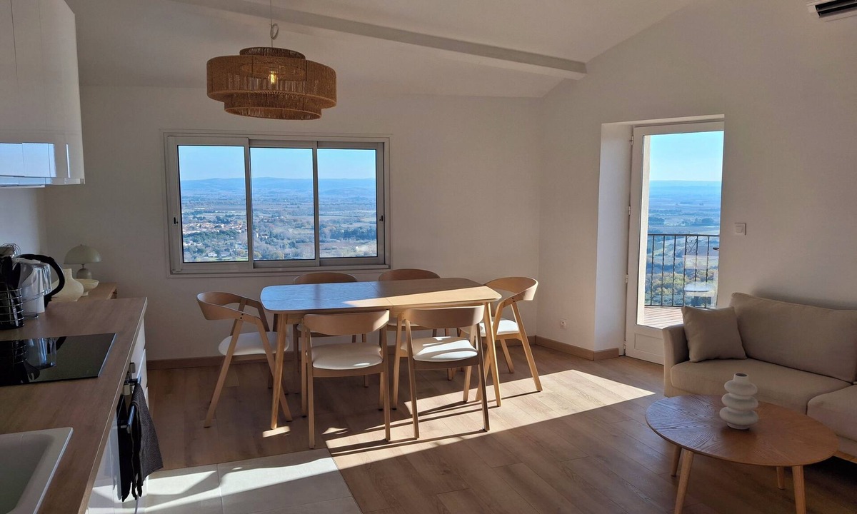 Lacoste Apartment | Renovated 100m2 apartment with panoramic view, 20m2 terrace, sleeps 6