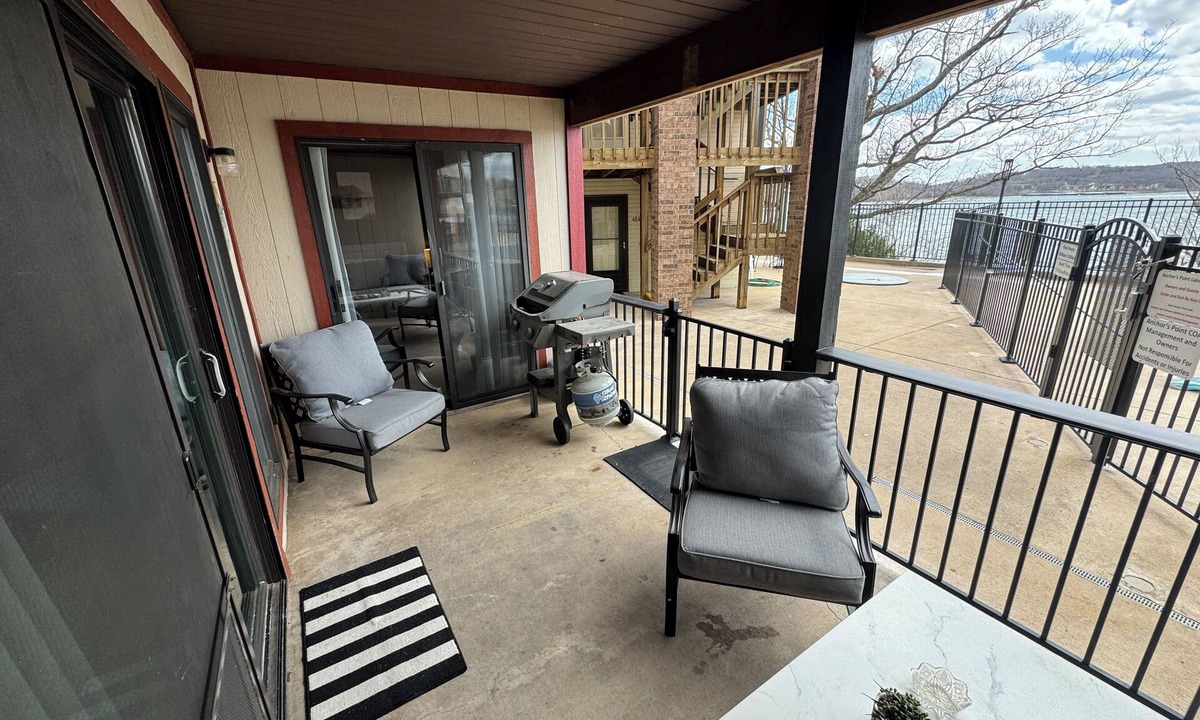 Kimberling City Condo | Renovated 2-bed/2-bath condo POOLSIDE & LAKEFRONT!