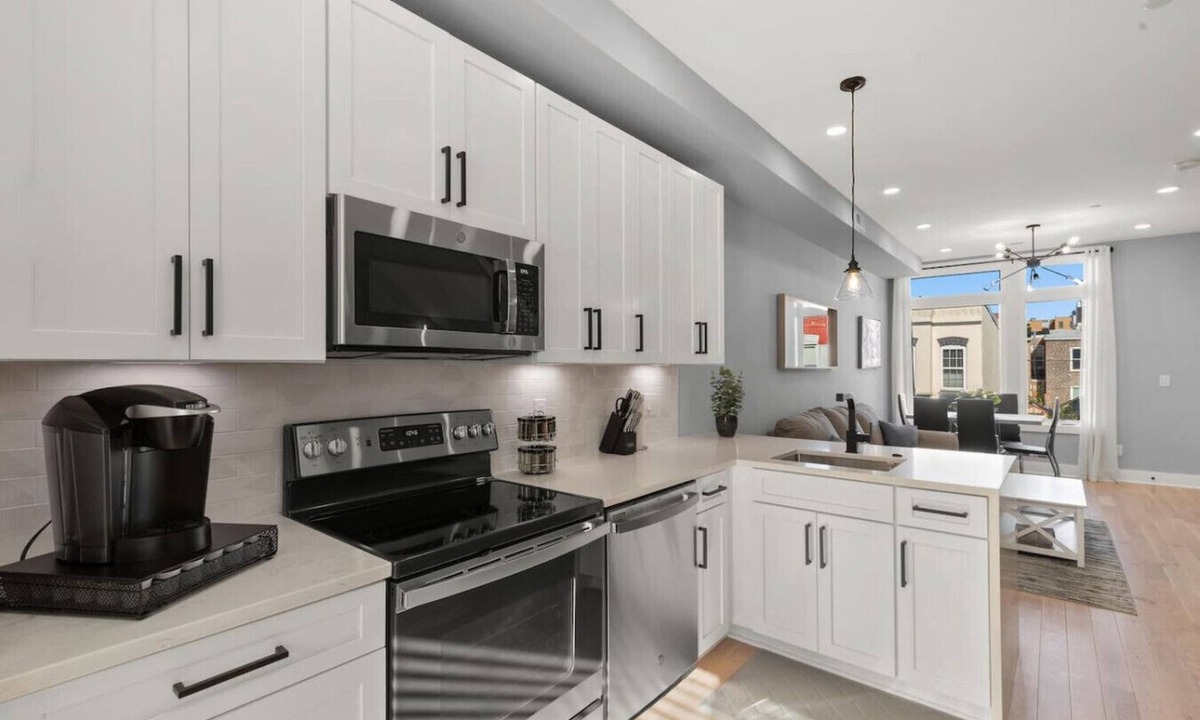 H Street Corridor Hotel | Renovated 2 Level flat+H street corridor+Parking