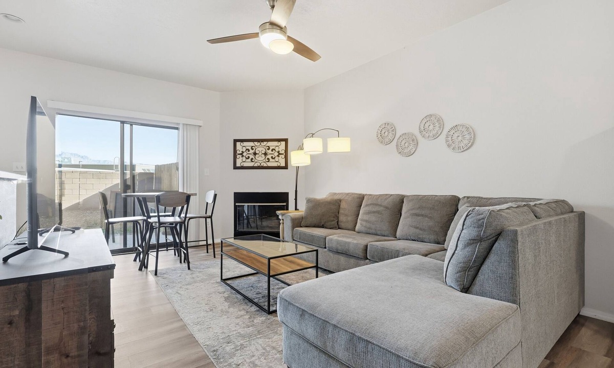 Rio Rancho Apartment | Renovated 3BR with Yard & Mountain Views