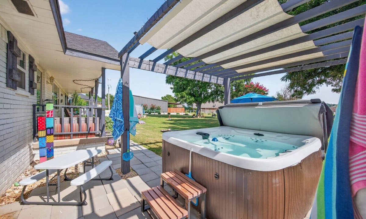 Kingston House | Renovated 4BR Lake Texoma Retreat w/Hot Tub