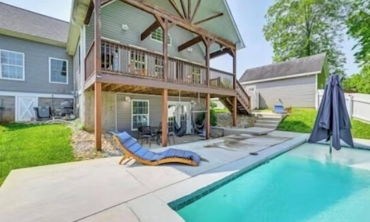Mount Vernon House | Renovated 4BR+Lake Views & Access+Hot Tub+Fire Pit+Pool+Pet Friendly with Fee