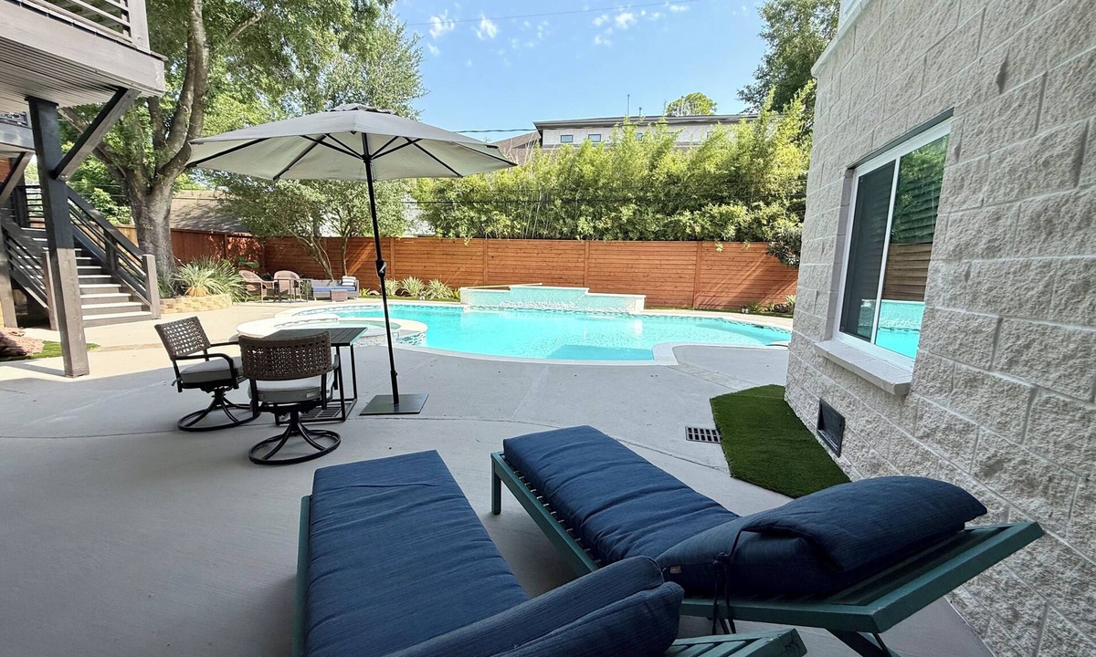 Houston House | Renovated 5 Bedroom 3.5 Bath w/POOL! Private Home Fully-furnished near MDA TMC