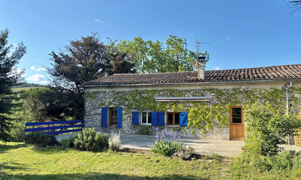 Limoux House | Renovated, air-conditioned gîte with private garden "Aux Volets Bleus