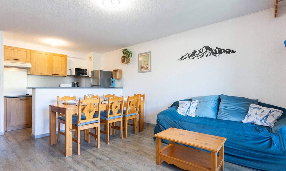 Germ Apartment | Renovated Apartment for 8 with Balcony, Parking & Ski Locker