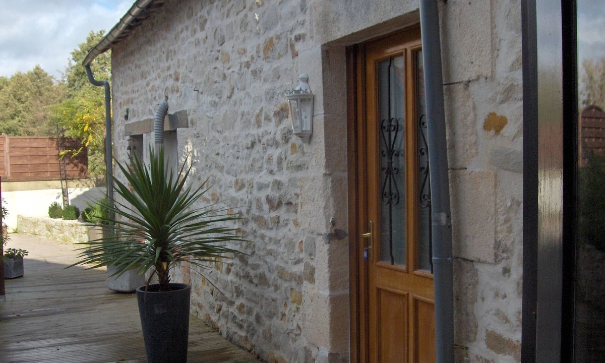 La Trimouille House | Renovated Barn With River Views