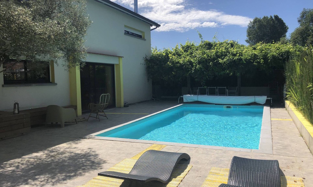 Parempuyre House | Renovated barn with pool