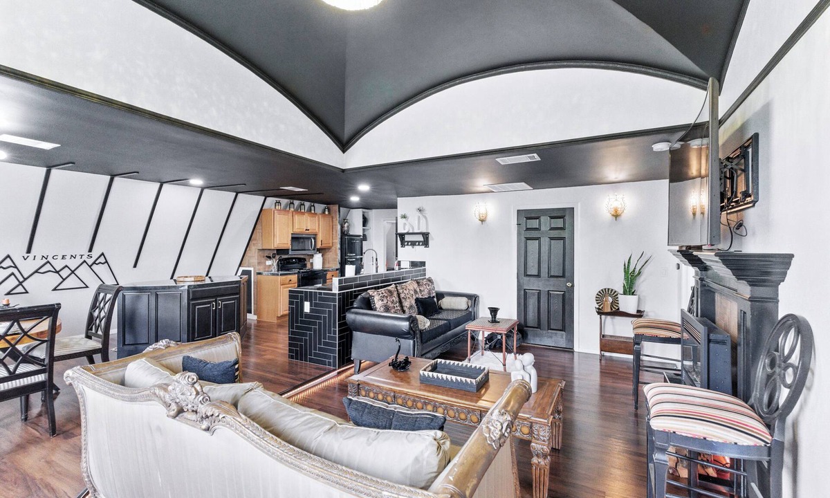 Brushy Creek House | Renovated barn with luxurious accommodations including a washer and dryer.