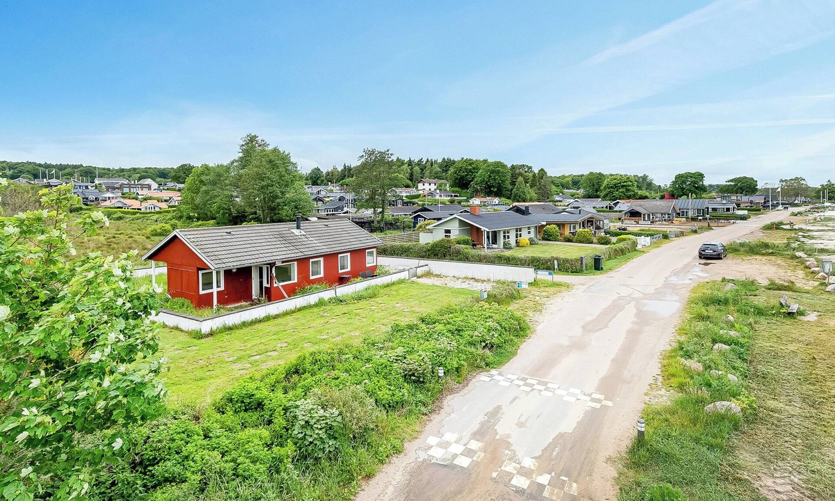 Sjølund House | Renovated beach house with unique location