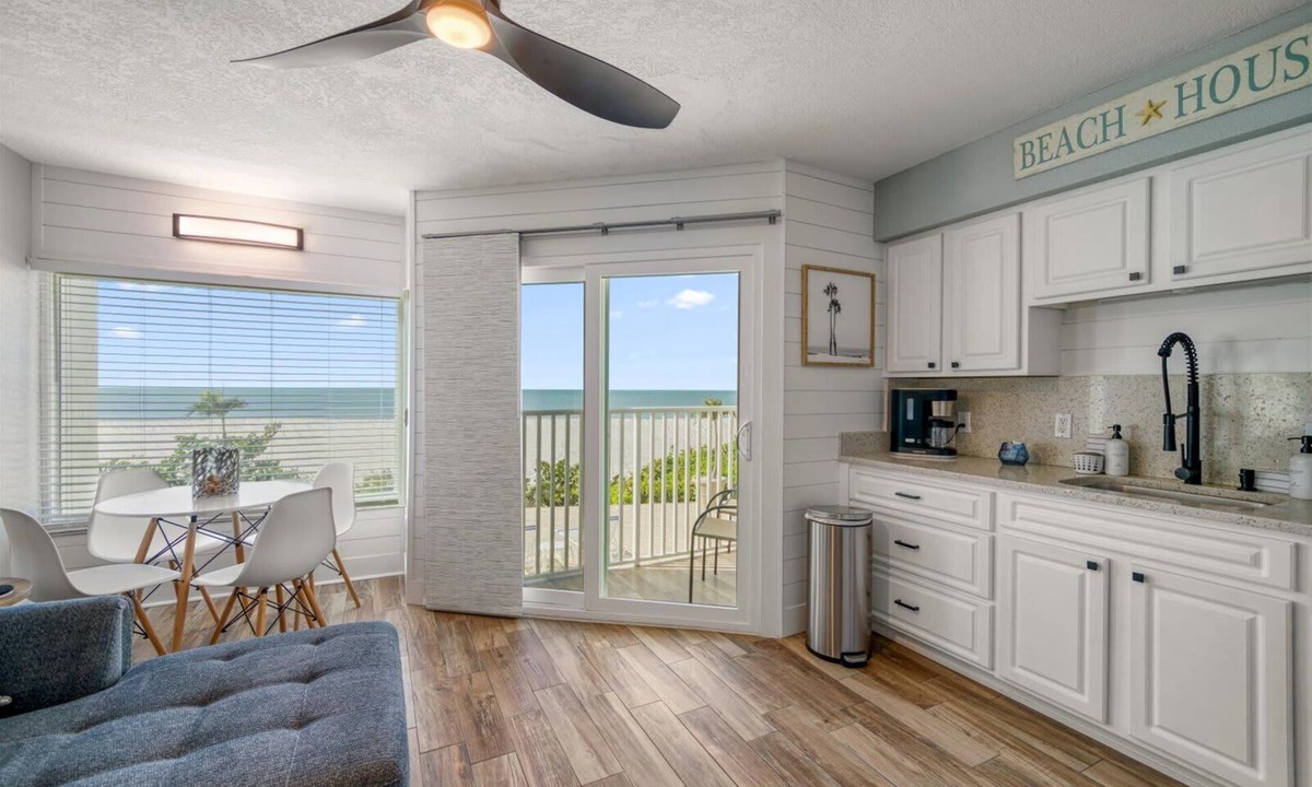 Belleair Beach Condo | Renovated Beachfront Condo W/Pool