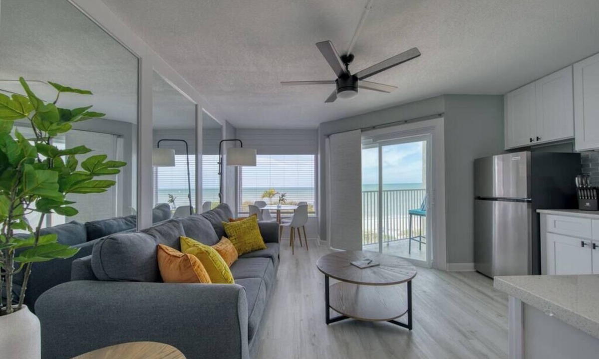 Belleair Beach Condo | Renovated Beachfront Condo W/Pool