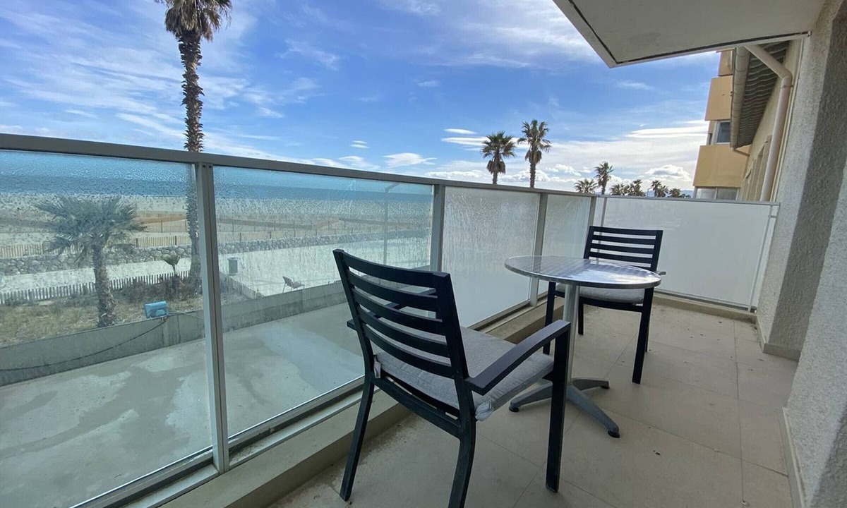 La Jetee Apartment | Renovated beachfront T3, loggia, private parking