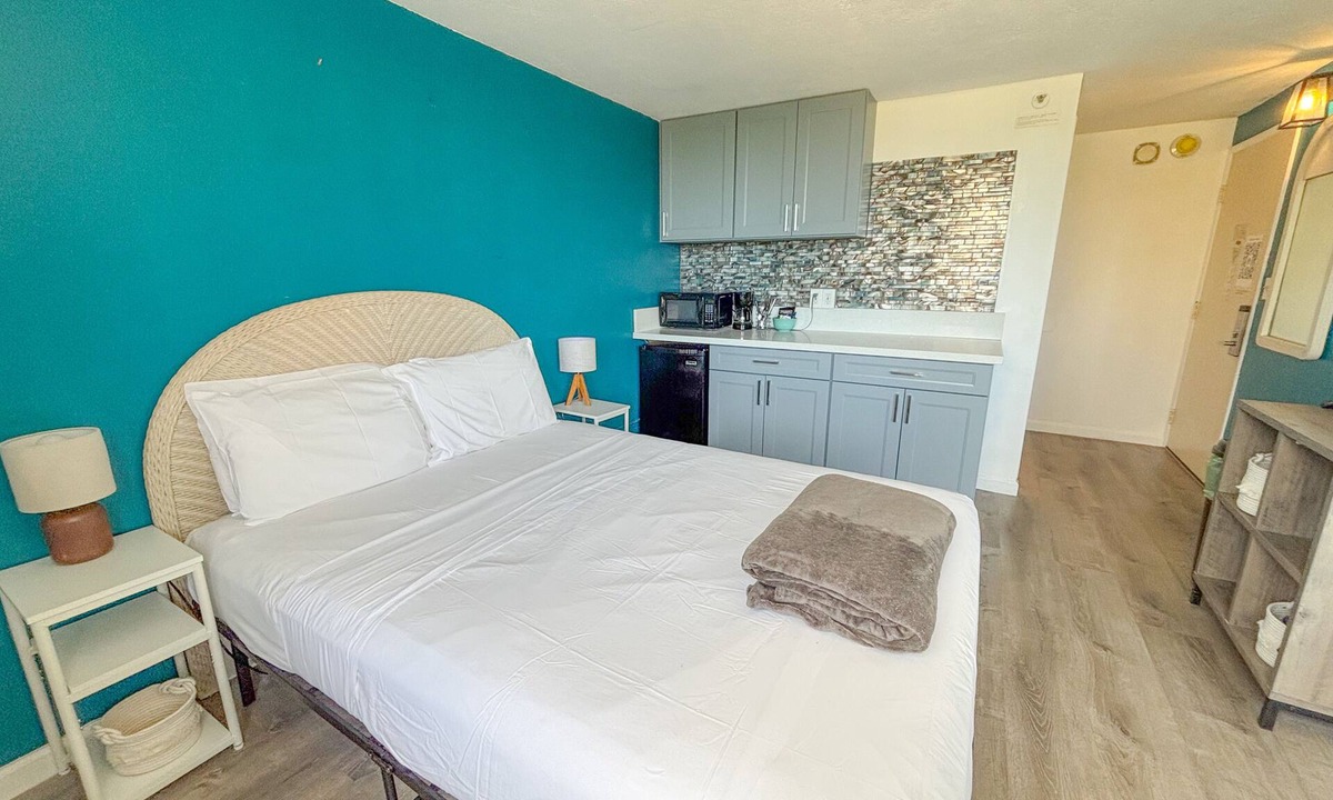 McCully - Moiliili Condo | Renovated Beachy Studio at Hawaiian Monarch | Pool