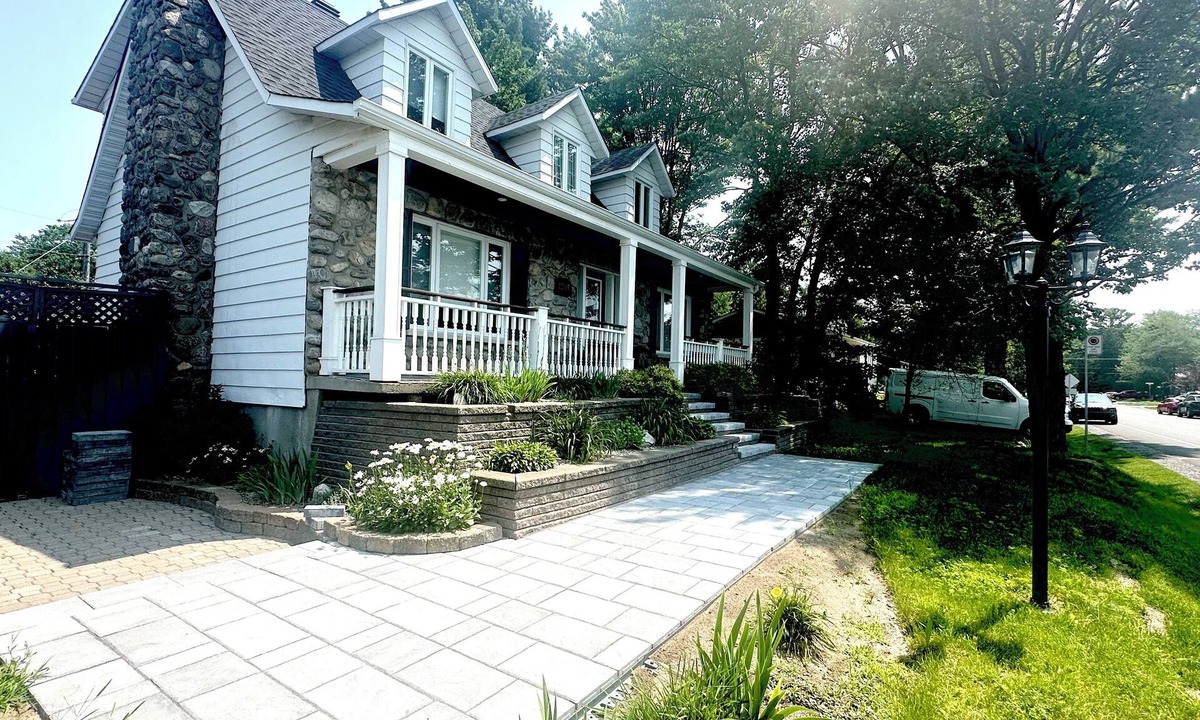 Les Moulins Regional County Municipality House | Renovated Canadian-Style Home, Near Everything !