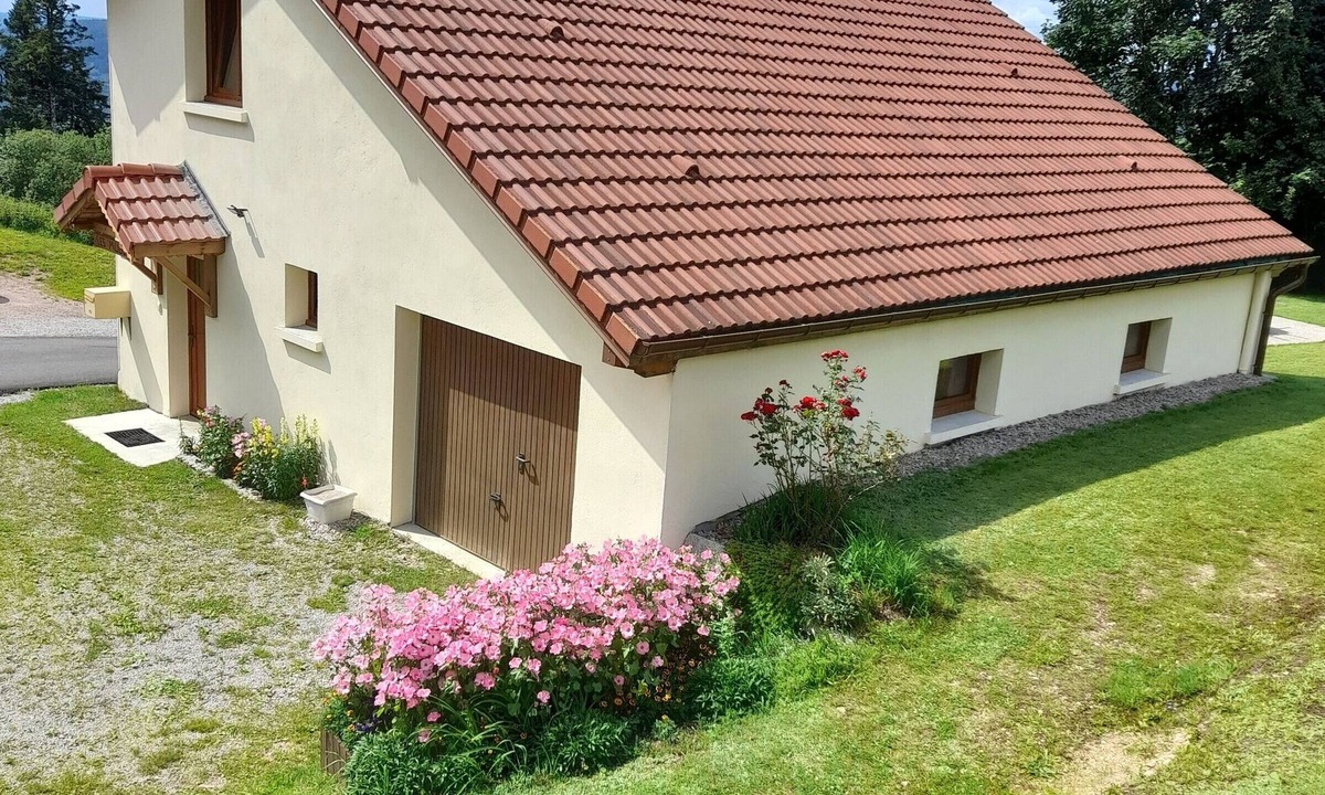 Gerbamont Cottage | Renovated comfortable house, great view, pets allowed