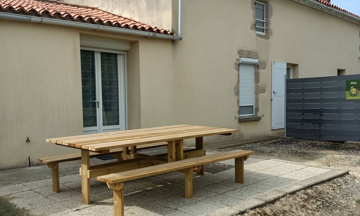 Les Clouzeaux Cottage | Renovated countryside house with terrace, Wifi included