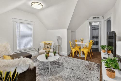 Bay City House | Renovated Dog Friendly 4 bedrooms Sleeps 9
