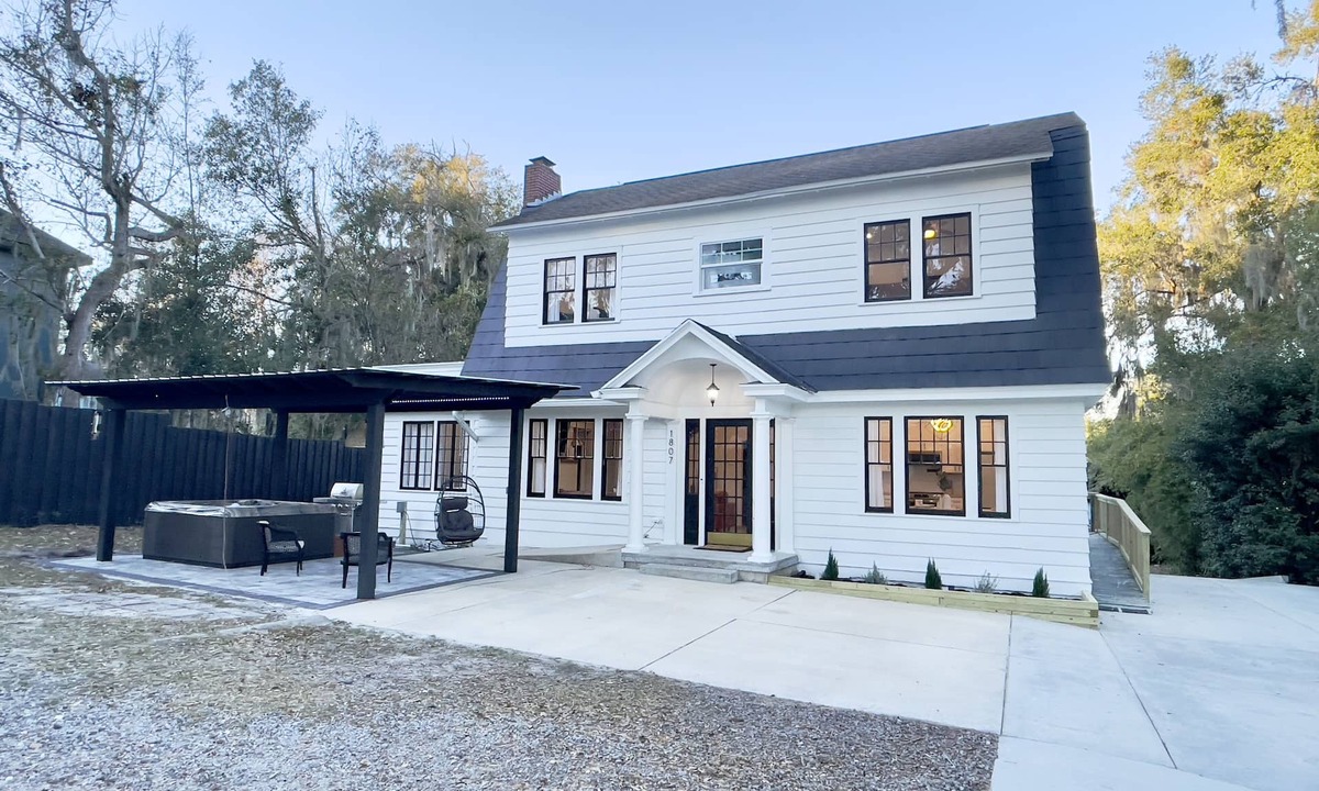 Ocala House | Renovated Dutch Colonial Home in Ocala ❤️ + Pet Friendly