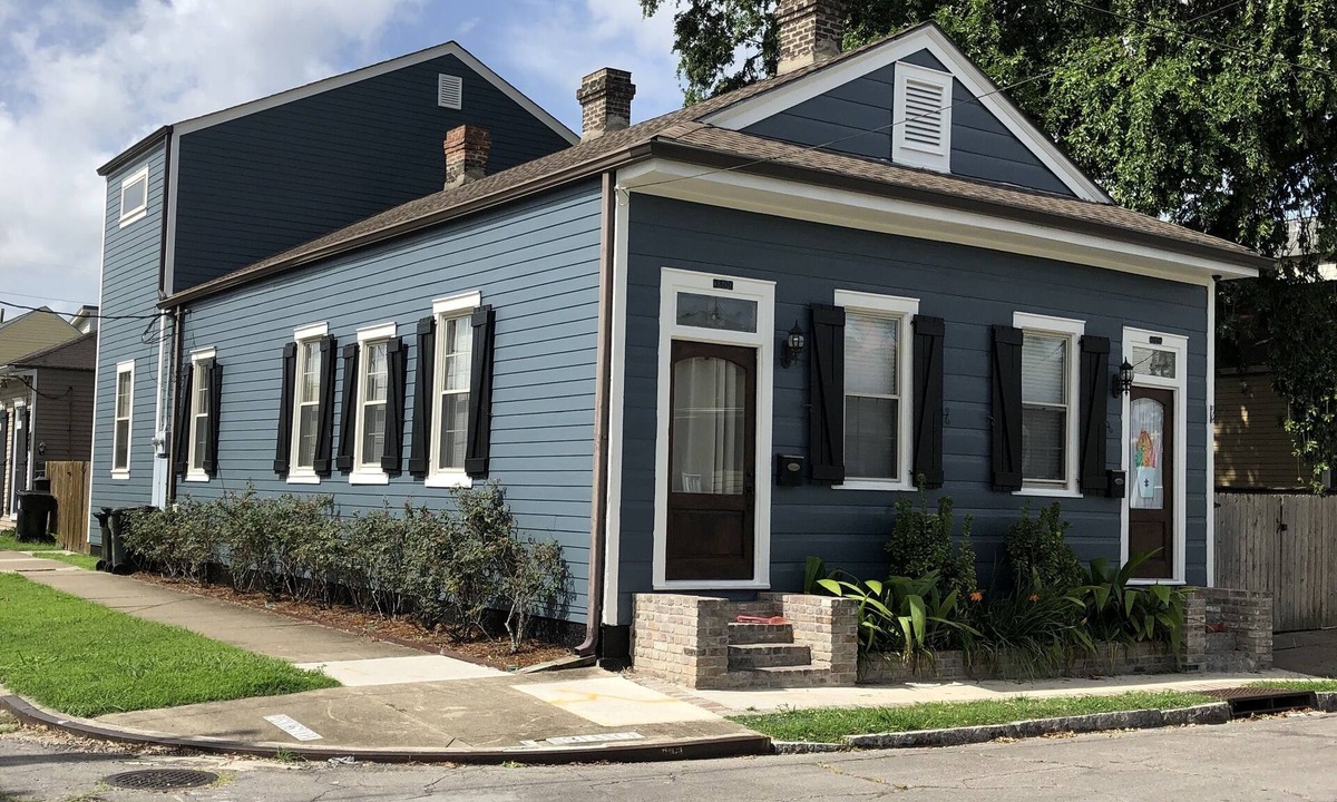 East Riverside Apartment | Renovated Efficiency steps away from Magazine St