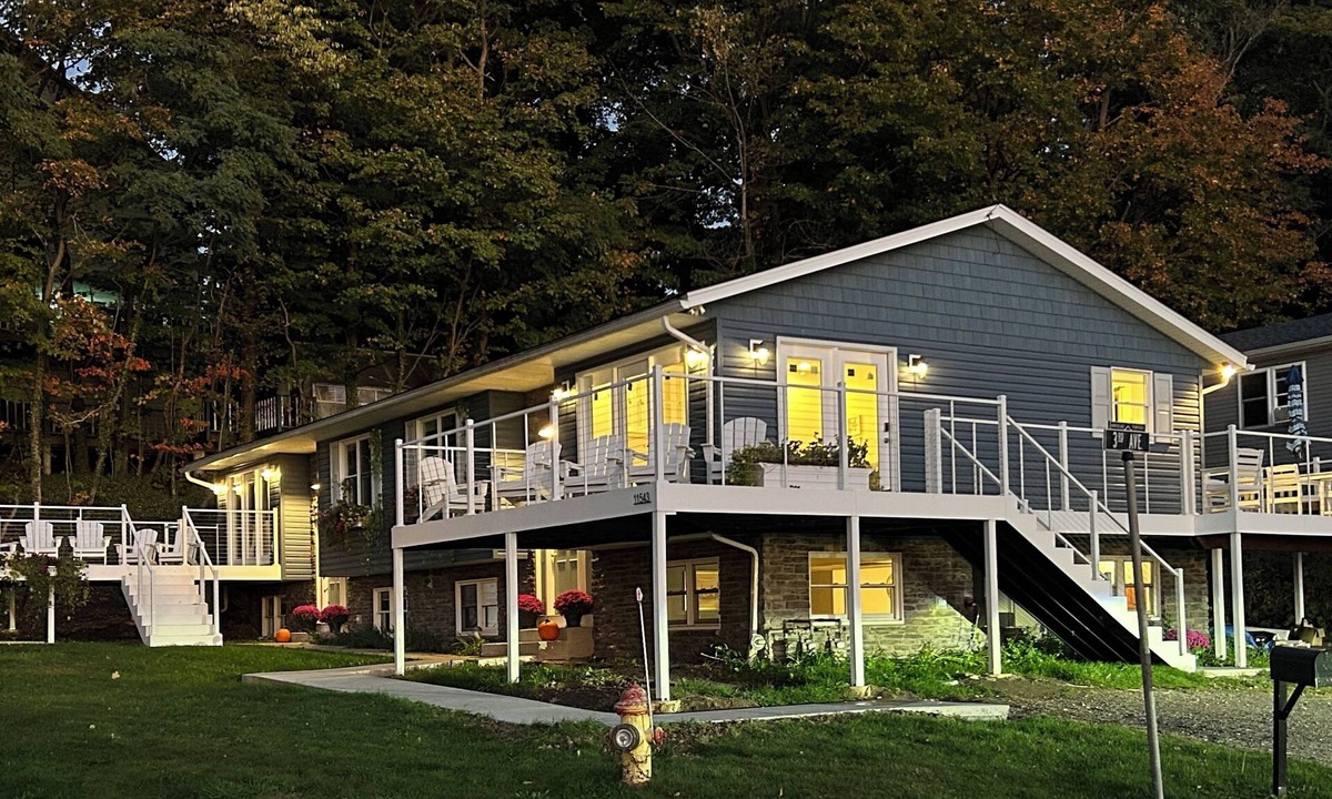 North East House | Renovated Family Lake House - 50' from Lake Erie shore - no cliff