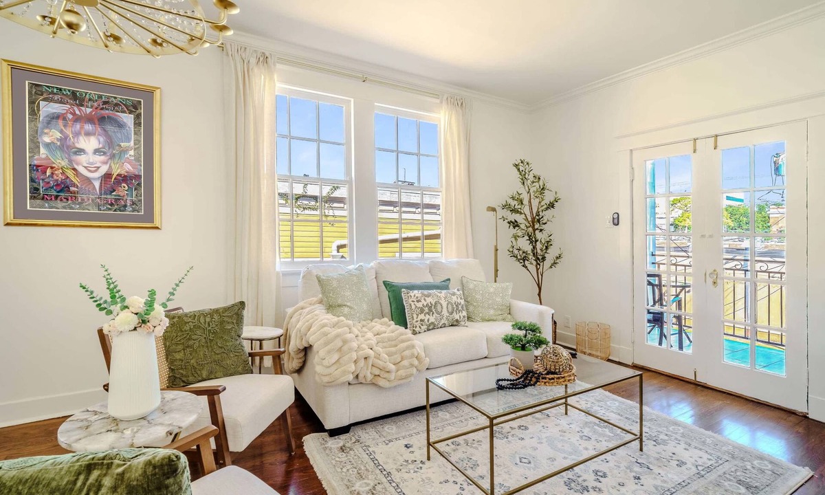 Touro House | Renovated Gem I Chic & Central I Gated Parking